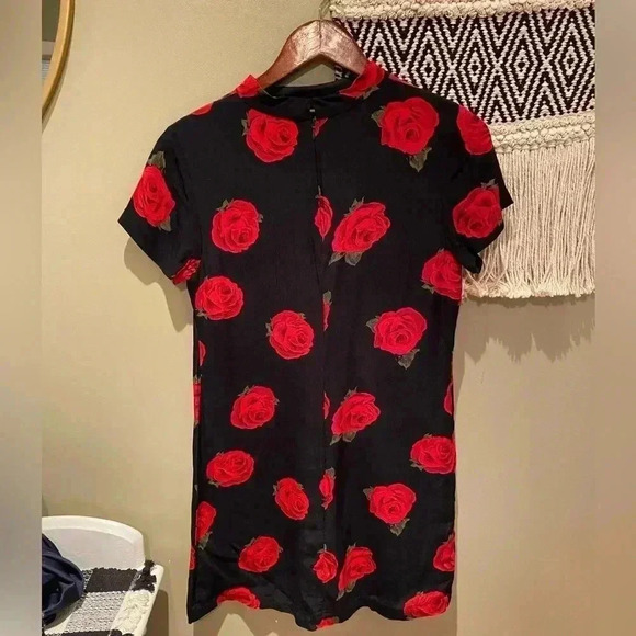 SANCTUARY BLACK AND RED ROSE DRESS KEYHOLE FRONT SIZE XS - Picture 3 of 6